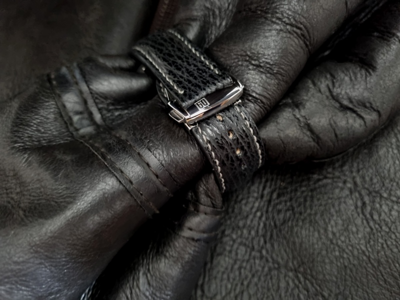 Polished 'D9' logo inner-fold deployant clasp