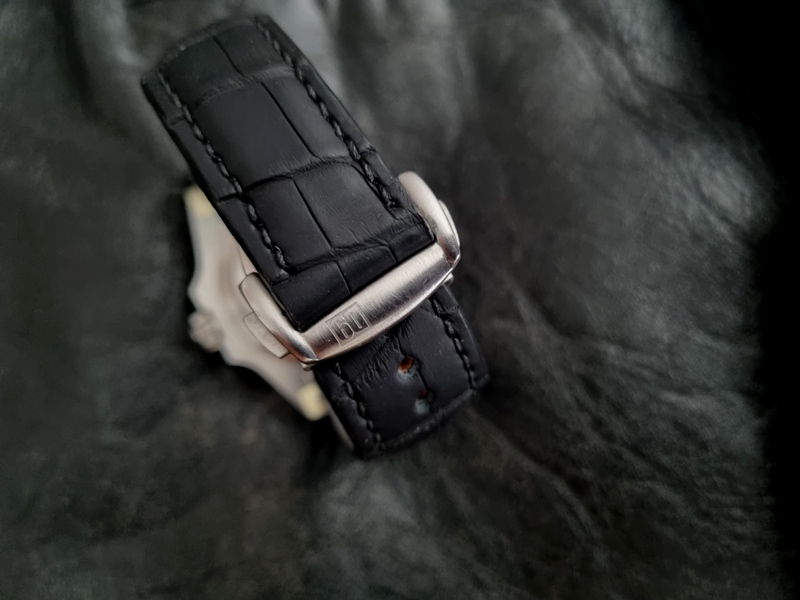 Our 'D9' logo, inner-fold deployant clasp offers a streamlined finish and excellent comfort on the wrist