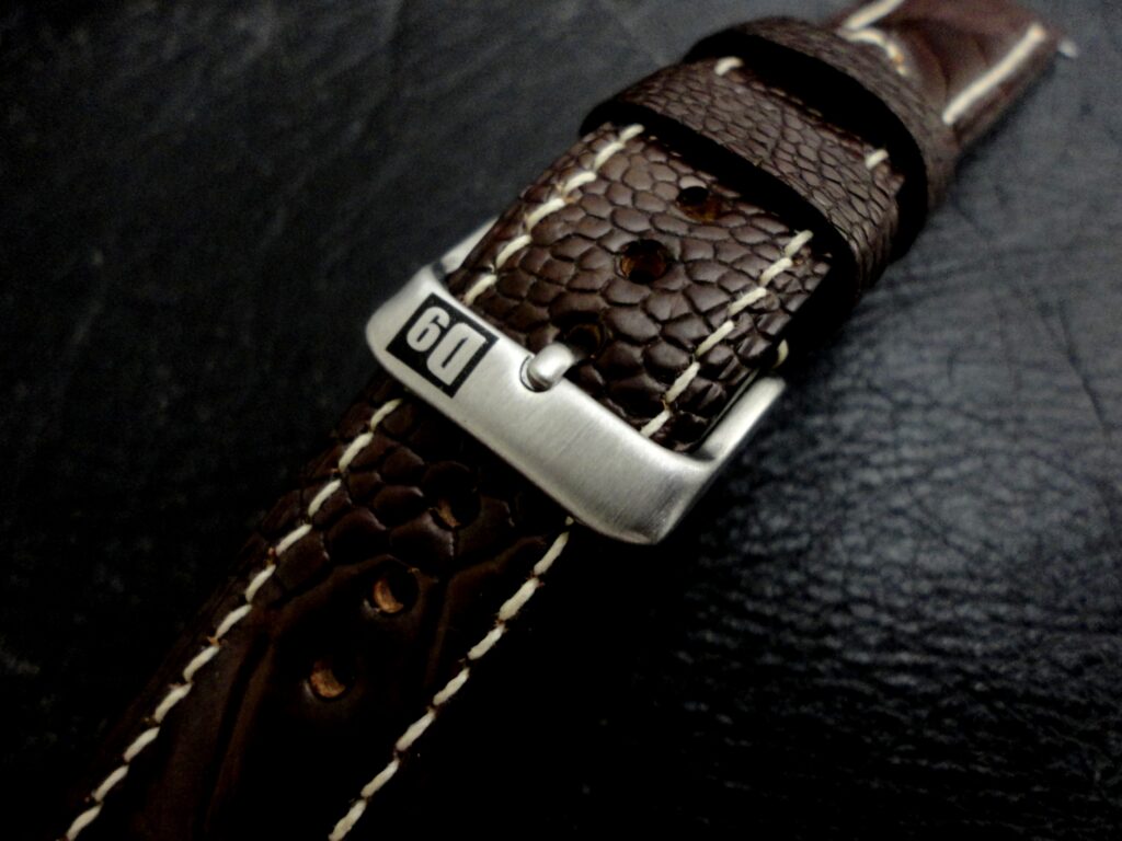 Brushed 18mm 'D9' logo pin buckle