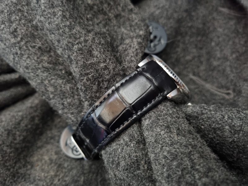 Tapering from 22mm at the lugs to 20mm at the buckle add to the elegance of this strap