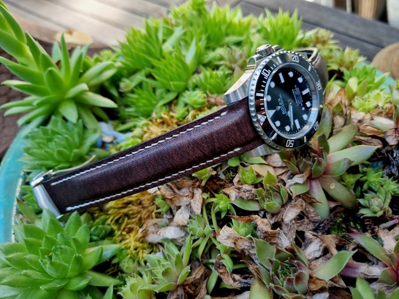 Mahogany kangaroo leather watch strap with curved lug fitment, handcrafted in premium leather for a seamless case integration and vintage-inspired luxury watch style.